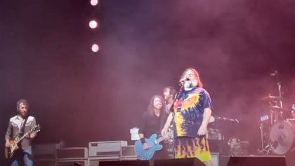 Watch: FOO FIGHTERS Joined By JACK BLACK For Cover Of AC/DC’s ‘Big Balls’ In New Zealand