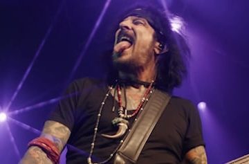NIKKI SIXX Explains MÖTLEY CRÜE’s Lighter Touring Schedule, Says He Wants To Spend More Time With His Family